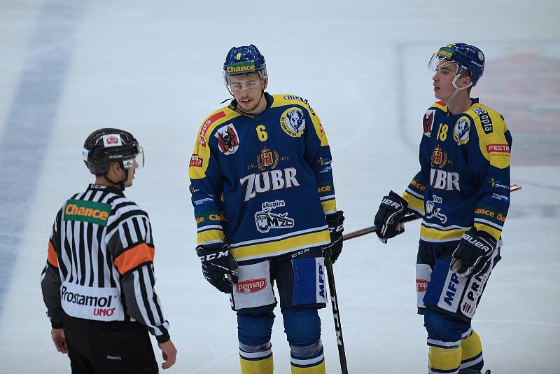 Hokejisté Přerova (v modrém) porazili Slavii Praha 4:2.