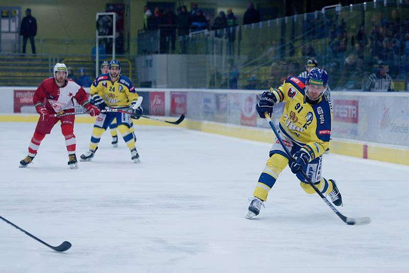 Zubři (ve žlutém) se s rokem 2019 rozloučili výhrou 4:1 nad Slavií Praha. Roman Pšurný