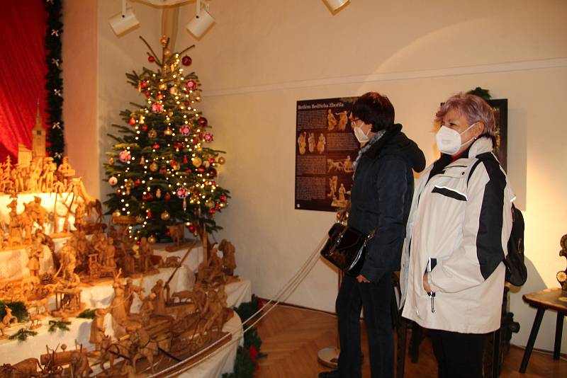 Pravou adventní náladu vykouzlila výstava Vánoce na zámku, která začala v neděli odpoledne v Muzeu Komenského v Přerově. Jejím letošním tématem je moravský venkov a vánoční zvyky na Hané. K vidění je i unikátní Zbořilův betlém.