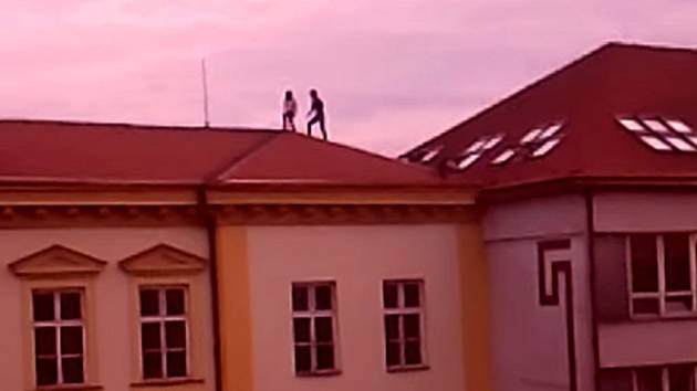 Studentky na střeše přerovského Gymnázia Jakuba Škody