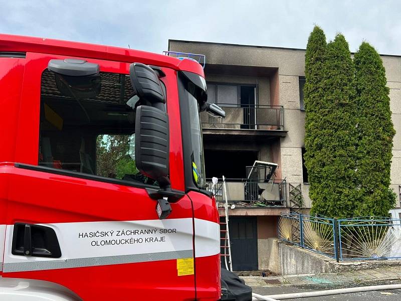 Hasiči zasahují u požáru rodinného domu v Lipníku nad Bečvou, 13. 5. 2022