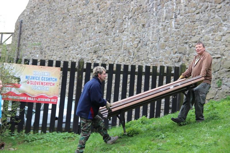 Turistická sezona na Helfštýně právě začala - brány této středověké památky se v sobotu otevřely návštěvníkům, kteří si mohli prohlédnout historickou mincovnu a expozici archeologie, nebo si užít nádherný výhled z věže.  