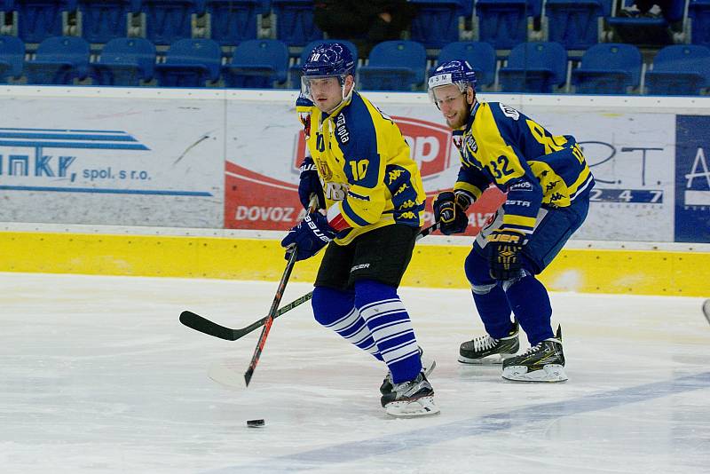 Hokejisté HC Zubr Přerov (v modrém) v "Posledním špílu sezony" profi sým fanouškům. Foto: Deník/Jan Pořízek