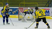 Hokejisté HC Zubr Přerov (v modrém) v "Posledním špílu sezony" profi sým fanouškům. Foto: Deník/Jan Pořízek