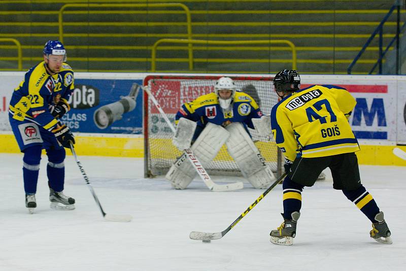 Hokejisté HC Zubr Přerov (v modrém) v "Posledním špílu sezony" profi sým fanouškům. Foto: Deník/Jan Pořízek