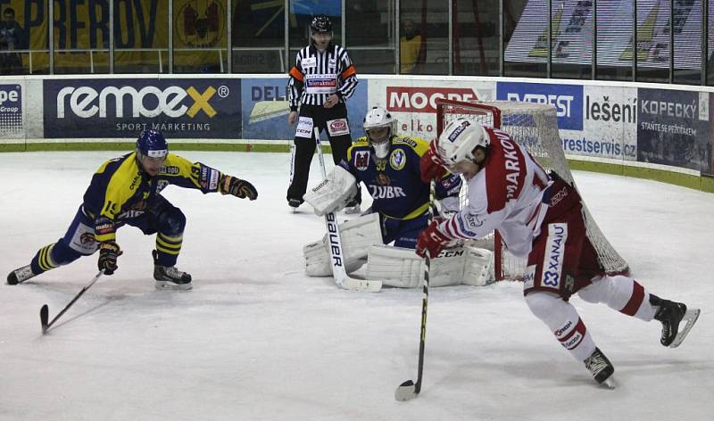 Hokejisté Přerova (v modrém) v Praze proti Slavii.