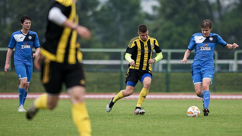 Fotbalisté 1. FC Viktorie Přerov (v modrém) proti FK Nové Sady v přátelském utkání.