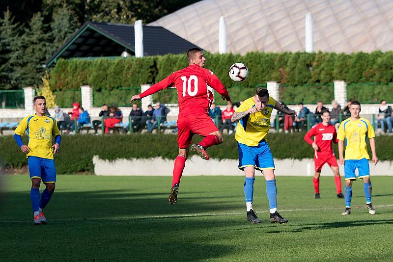 Fotbalisté Kozlovic (ve žlutém) v domácím utkání se Slavičínem.