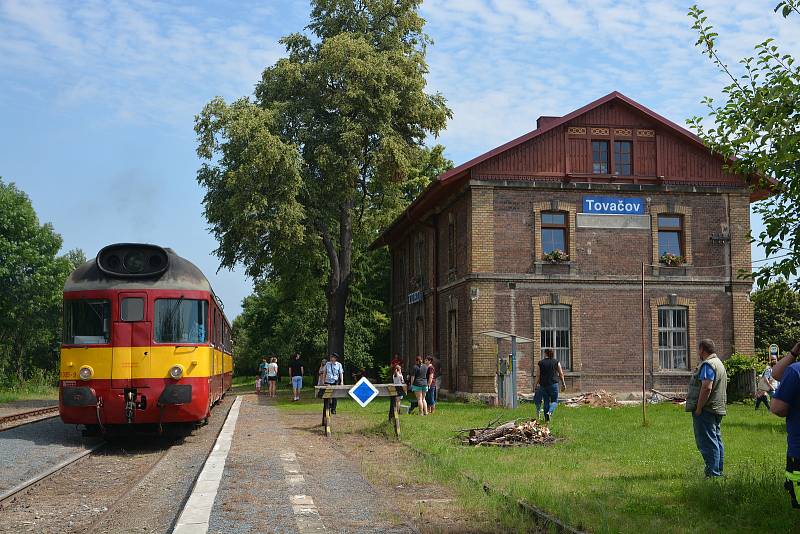 Na nostalgickou jízdu historickým vláčkem z Kojetína do Tovačova se mohli poprvé v letošní sezoně vydat fanoušci železnice. Nechyběly dobové kulisy - jízdenky, které se prodávaly na nádraží před více než třiceti lety, průvodčí v typické modré košili. Nádr