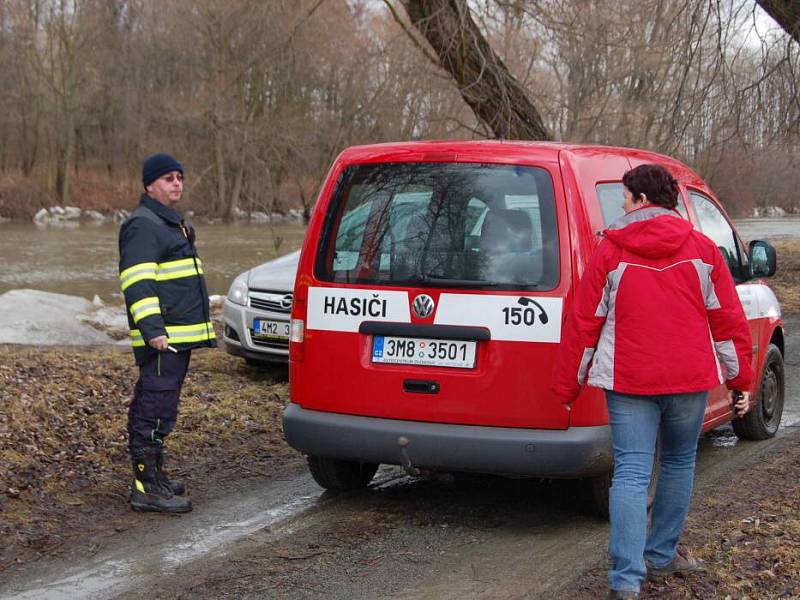 Pracovníci Povodí Moravy rozbíjeli na jezu v Přerově a pak i v úseku mezi Lipníkem a Týnem nad Bečvou ledovou celinu