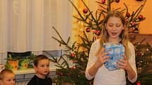 Děti z přerovského dětského domova si v úterý užily tu pravou vánoční nadílku. Dárky jim věnovali Přerované, kteří jim zakoupili vytoužené přání pod stromečkem v Galerii Přerov.