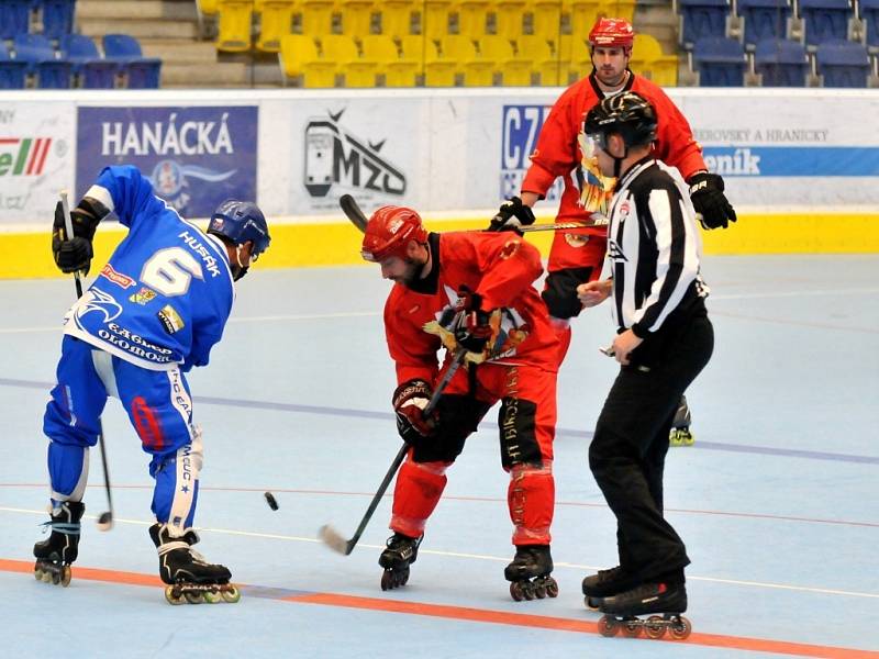 Přerovští inline hokejisté (v červeném) proti olomouckým Eagles 