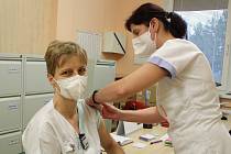 V přerovské nemocnici začalo očkování zdravotníků proti nemoci covid-19. Mezi těmi, kteří se přišli nechat naočkovat byla i Milena Matelová, která pracuje jako vedoucí radiologický asistent.