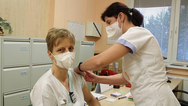 V přerovské nemocnici začalo očkování zdravotníků proti nemoci covid-19. Mezi těmi, kteří se přišli nechat naočkovat byla i Milena Matelová, která pracuje jako vedoucí radiologický asistent.