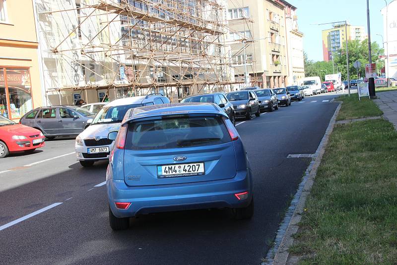 Palackého ulice v Přerově se chystá na zobousměrnění.  Na silnici už je dělící pruh.