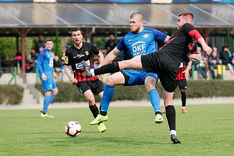 Fotbalisté Kozlovic (v modrém) proti B-týmu Opavy