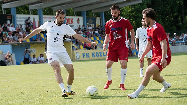 Benefiční fotbalové utkání v Kozlovicích mezi výběrem Kopaček (v bílém) a Hokejek (v červeném)