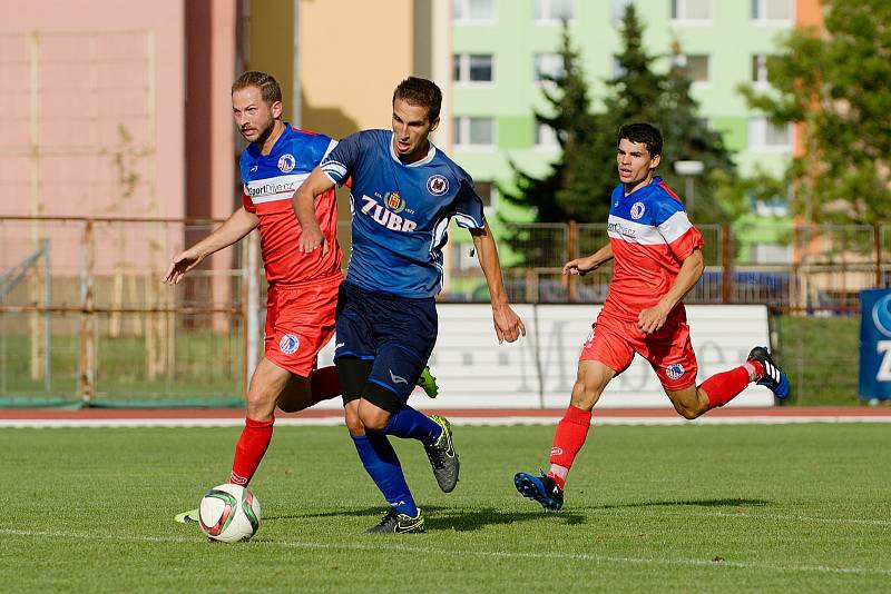 Fotbalisté 1. FC Viktorie Přerov (v modrém) proti Černovíru.