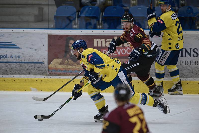 Hokejisté Přerova (ve žlutém) proti HC Dukla Jihlava.