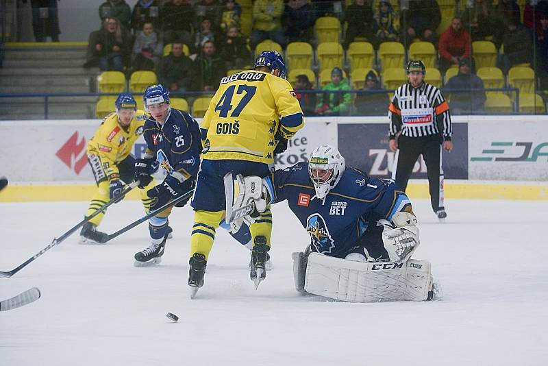 Hokejisté Přerova (ve žlutém) doma zdemolovali Kladno 6:2.