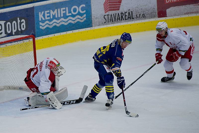 Hokejisté Přerova (v modrém) porazili pražskou Slavii 5:0.