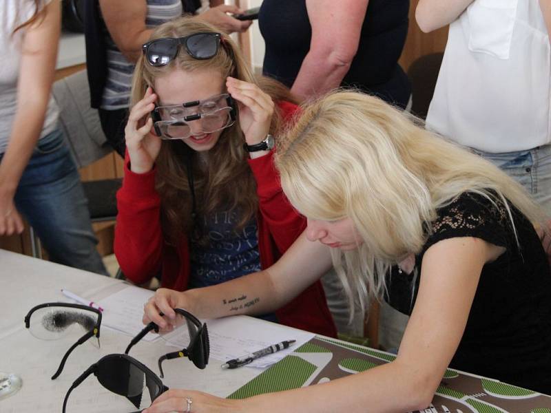 Střelbu z laserové zbraně, čtení Braillova písma či speciální brýle simulující vady zraku – to vše si ve čtvrtek ráno vyzkoušeli v pobočce Tyflocentra studenti Gymnázia Jana Blahoslava a Střední pedagogické školy v Přerově. 