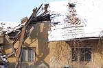 Nánosy těžkého sněhu nevydržela v úterý po poledni střecha rodinného domu ve Věžkách na Přerovsku. 