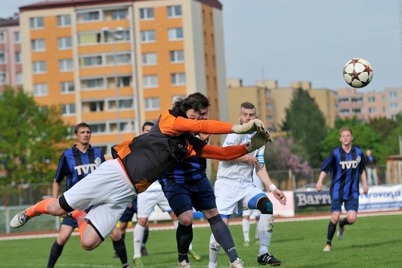 Fotbalisté Přerova (v bílém) doma porazili Slavičín 1:0. 