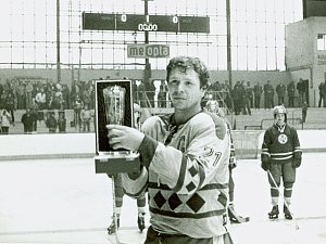 Jaroslav Řezáč přebírá na přerovském zimním stadionu pohár pro přeborníka ČSR v sezoně 1981/1982.