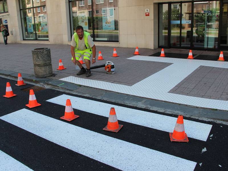 Práce v Palackého ulici v Přerově finišují, přibylo dopravní značení a nově vyznačený je i přechod u spořitelny.