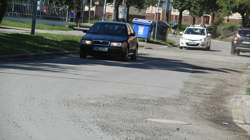 Řidiči poskakují po silnici v Kozlovské ulici v Přerově, kterou stavebník dosud nedokončil.