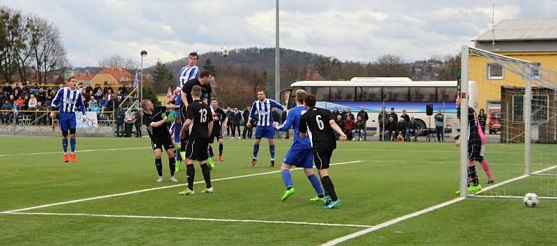 Fotbalisté SK Hranice (v pruhovaném) porazili Kozlovice 1:0.