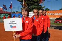 Linda Nosková (v čele) dotáhla dívčí tým České republiky do 14 let k triumfu na prestižním Summer Cupu. Foto: tenniseurope.com