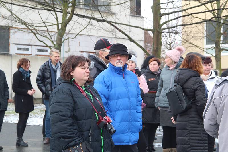 ŠOA. V Lipníku nad Bečvou odhalili památník obětem holocaustu. Je na něm 164 jmen židovských obyvatel města, kteří nepřežili hrůzy koncentračních táborů.