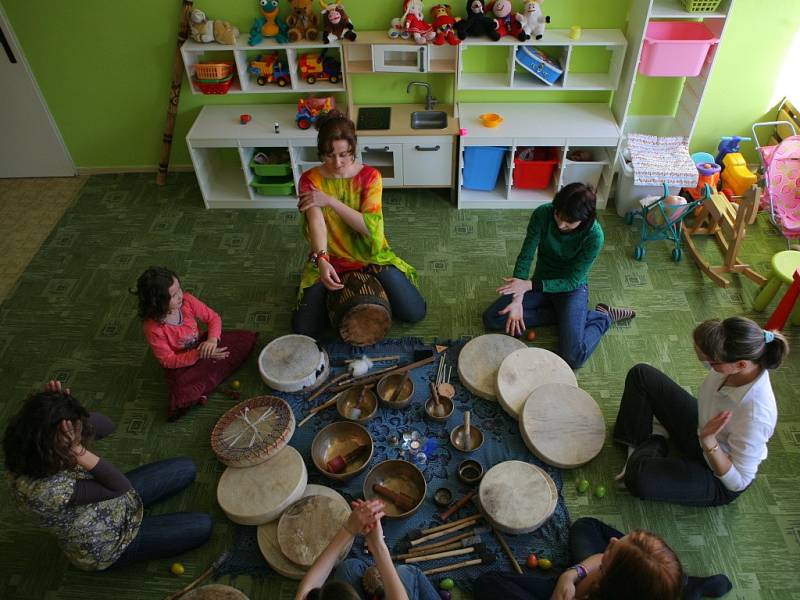 Muzikoterapeutka a arteterapeutka používala k předjarní meditaci šamanské bubny a vytváření mandal