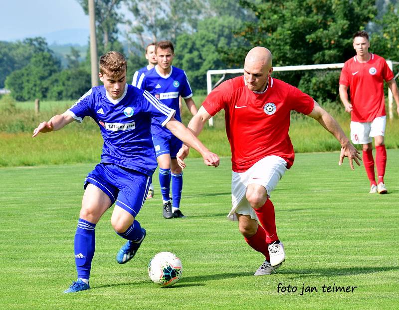 Fotbalisté Brodku u Přerova (v červeném) v přátelském utkání s Všechovicemi