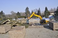 Kácení stromů a příprava staveniště pro stavbu nové tenisové haly v Přerově