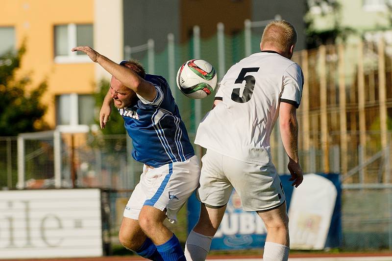 Fotbalisté Přerova (v modrém) proti rezervě 1. HFK Olomouc.