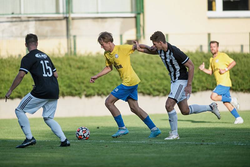 Fotbalisté FK Kozlovice (ve žlutém) proti SFK ELKO Holešov.