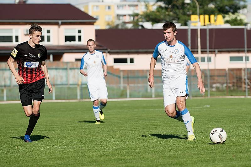 Fotbalisté Přerova (v bílém) proti B-týmu Opavy.