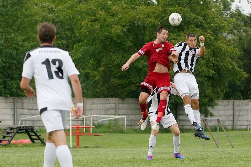 Fotbalisté Želatovic (v pruhovaném) proti Kralicím na Hané