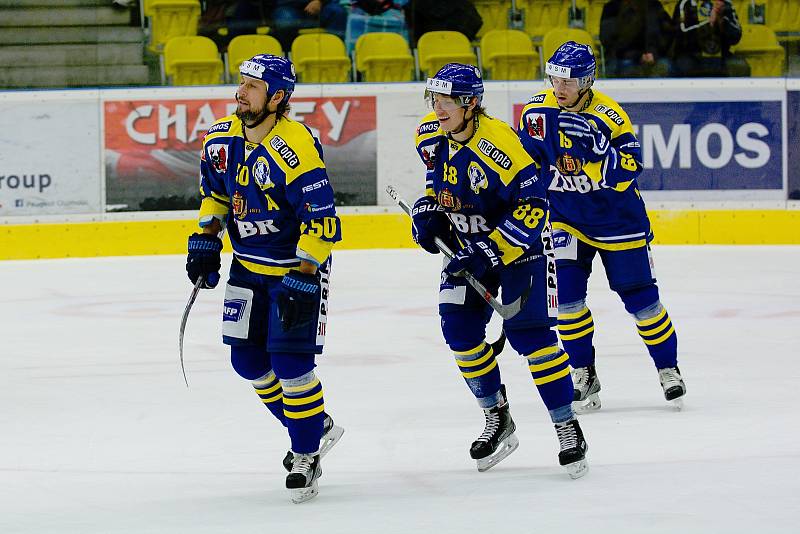 Hokejisté Přerova (v modrém) proti Ústí nad Labem (3:1)