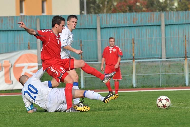 Fotbalisté Přerova (v bílém) proti Brumovu