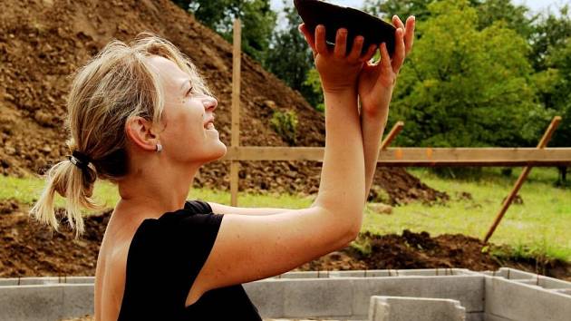 Kateřina Dlouhá prohlíží stav misky ze starší doby železné před laboratorním ošetřením.