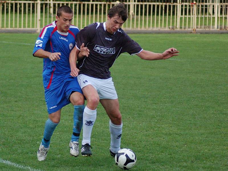 Přerovští fotbalisté (v modrém) doma prohráli 0:1 s Oskavou