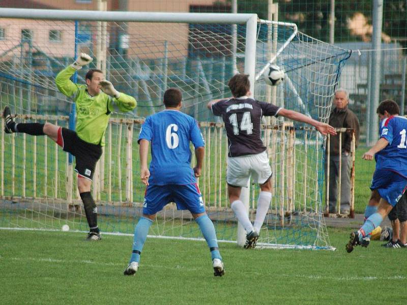 Přerovští fotbalisté (v modrém) doma prohráli 0:1 s Oskavou