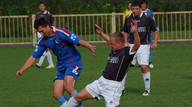 Přerovští fotbalisté (v modrém) doma prohráli 0:1 s Oskavou