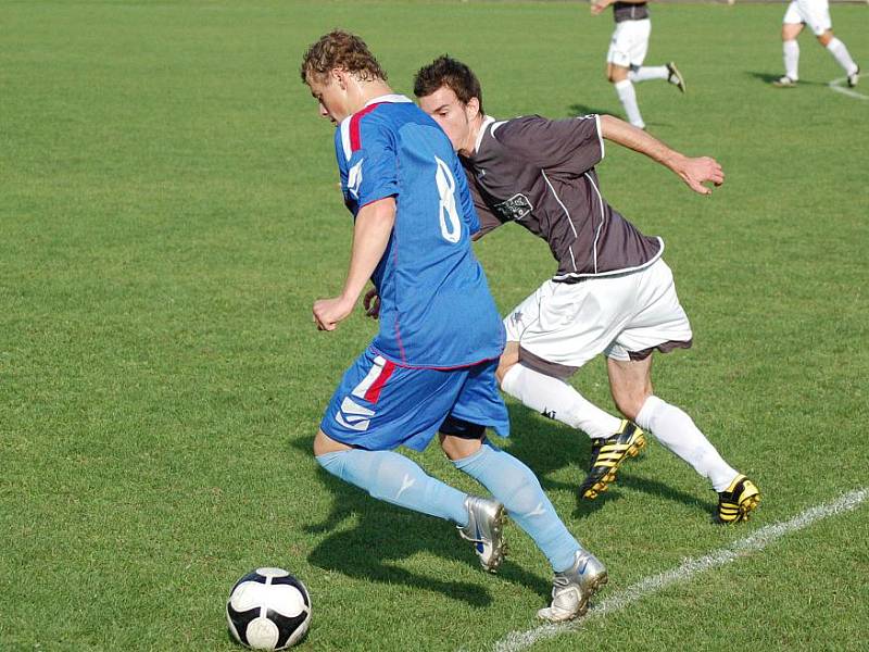 Přerovští fotbalisté (v modrém) doma prohráli 0:1 s Oskavou