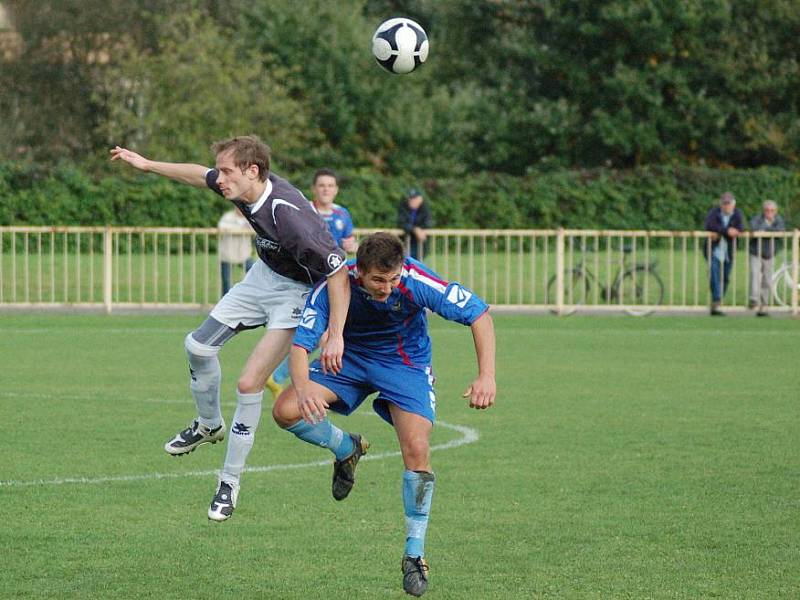 Přerovští fotbalisté (v modrém) doma prohráli 0:1 s Oskavou