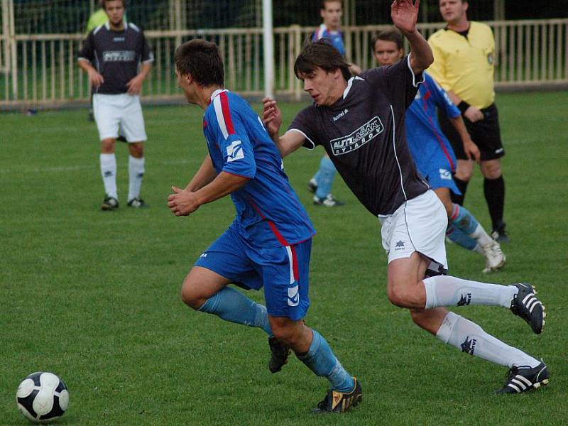 Přerovští fotbalisté (v modrém) doma prohráli 0:1 s Oskavou